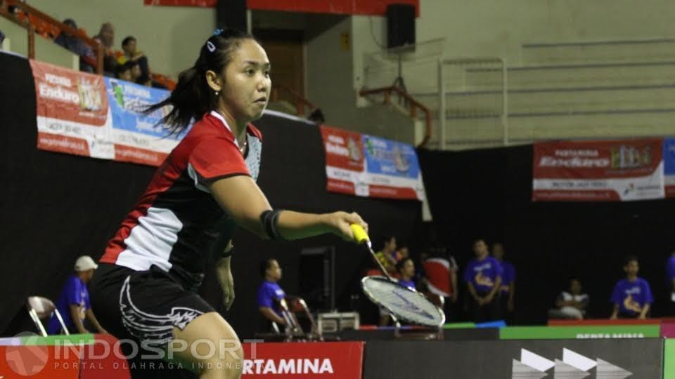 Ana Rovita berusaha mengembalikan kok hasil pukulan Maria Febe di laga tunggal Putri Kejurnas PBSI 2015 di Tenis Indoor, Senayan, Jakarta, Rabu (09/12/15).